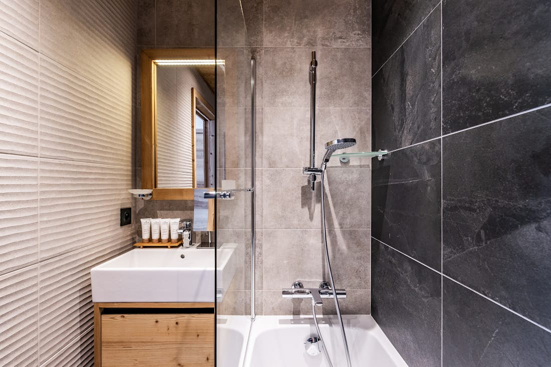 Modern bathroom walk-in shower ski in ski out apartment Thuja Alpe d'Huez