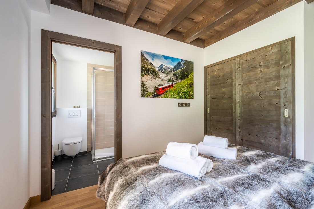 Belle chambre double contemporaine salle de bain chalet de luxe familial Jatoba Chamonix