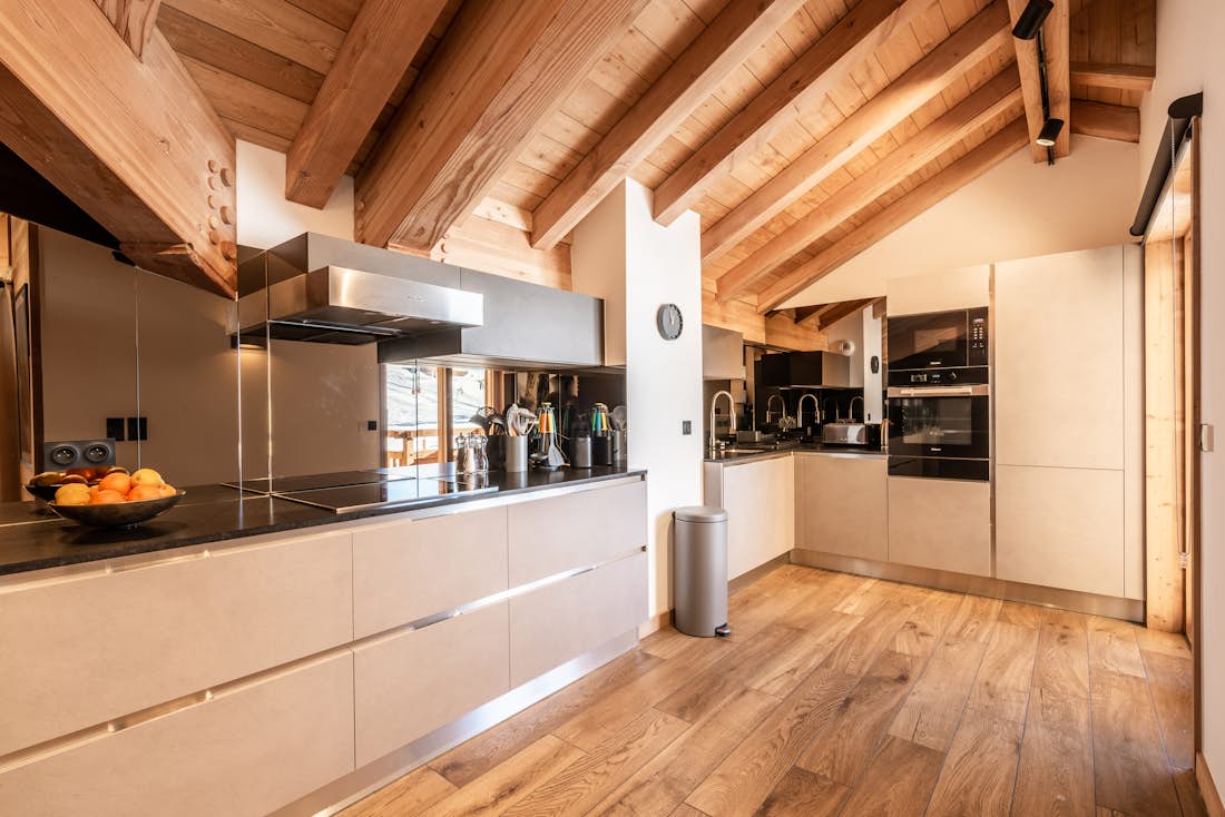 Comtemporary designed kitchen ski in ski out apartment Tamboti Alpe d'Huez