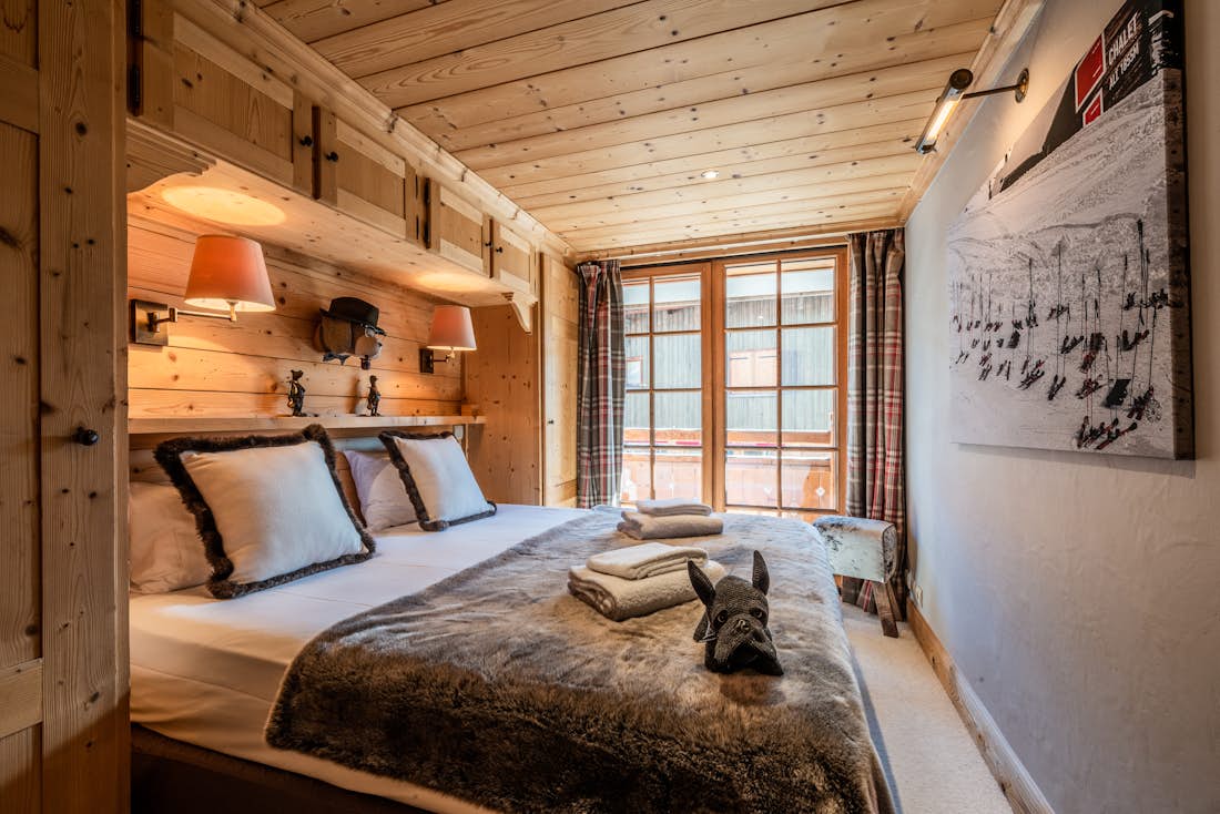 Cosy double bedroom landscape views ski apartment Garapa Morzine