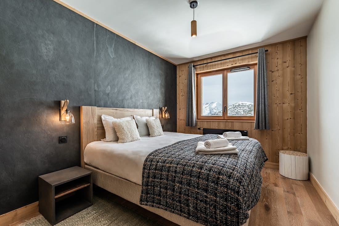 Alpe d’Huez location - Appartement Fagus - Chambre double modern avec de nombreux placards et vue sur le paysage dans appartement Fagus à Alpe d'Huez