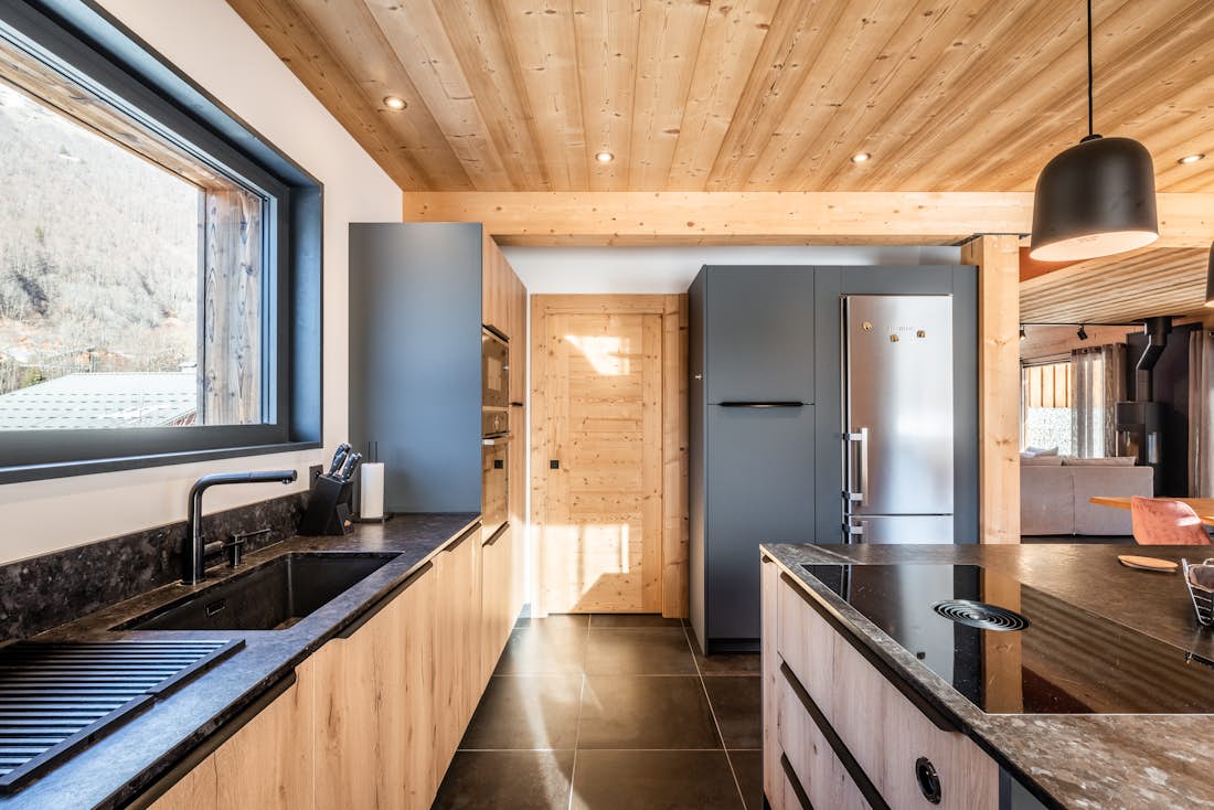Morzine accommodation - Chalet Azobe - Modern bright kitchen in family Chalet Azobe Morzine