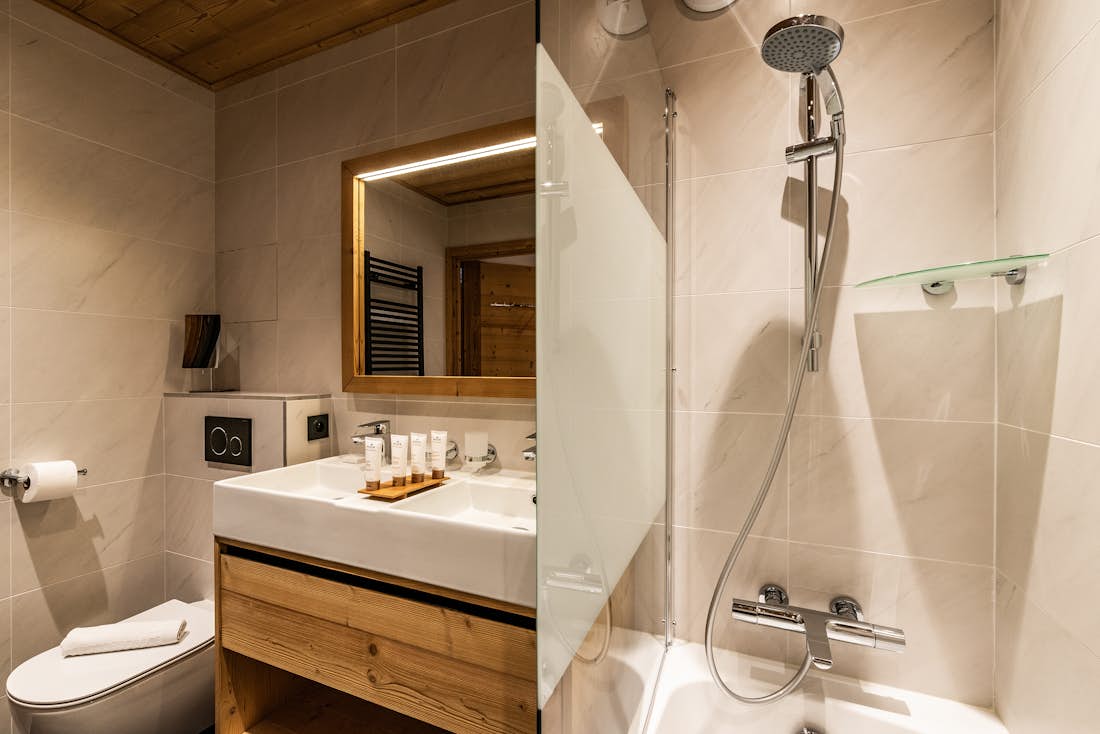 Alpe d’Huez location - Appartement Sorbus - Salle de bain de luxe avec douche et baignoire Appartement Sorbus à l'Alpe d'Huez