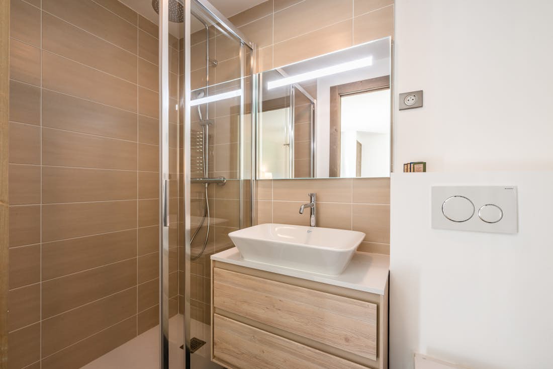 Superbe salle de bain moderne douche à l'italienne chalet familial de luxe Jatoba Chamonix