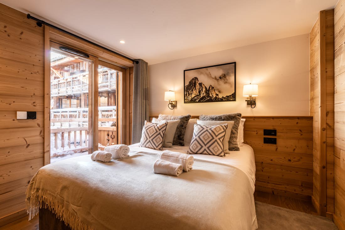 Alpe d’Huez location - Appartement Tamboti - Lumineuse chambre double avec balcon et salle de bain dans appartement de luxe aux pieds des pistes Tamboti à Alpe d'Huez