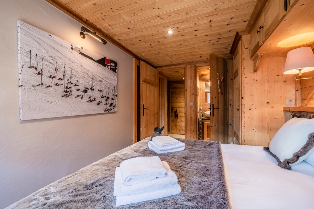 Spacious double ensuite bedroom ski apartment Garapa Morzine