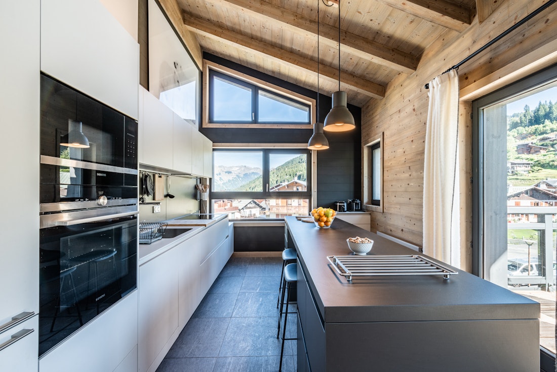 Moderne cuisine îlot central appartement de luxe Merbau aux pieds des pistes Les Gets