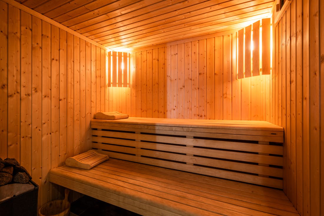 Sauna de luxe aux pierres chaudes dans l'espace bien-être de l'appartement Moabi Courchevel Le Praz avec accès skis aux pieds