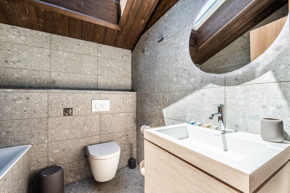 Salle de bain moderne commodités chalet de luxe Cipolin familial La Cote d'Arbroz