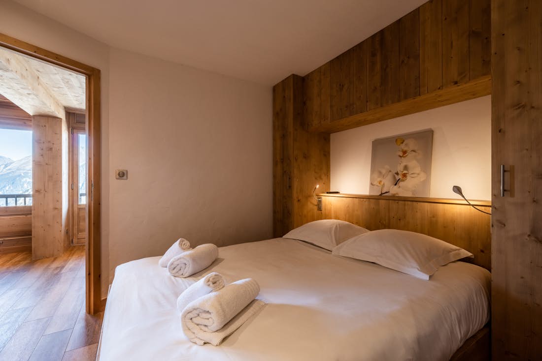 Courchevel accommodation - Apartment Itauba - Cosy double bedroom with landscape views at ski in ski out apartment Itauba Courchevel 1850