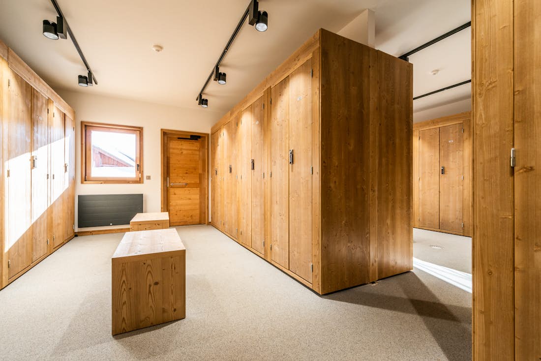 Moderne et spacieux espace de rangement de skis appartement de luxe aux pieds des pistes Tamboti Alpe d'Huez