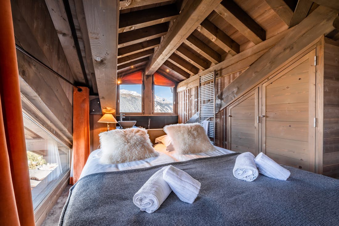 Courchevel accommodation - Apartment Tiama - Confortable double bedroom with landscape views at ski in ski out apartment Tiama Courchevel 1850