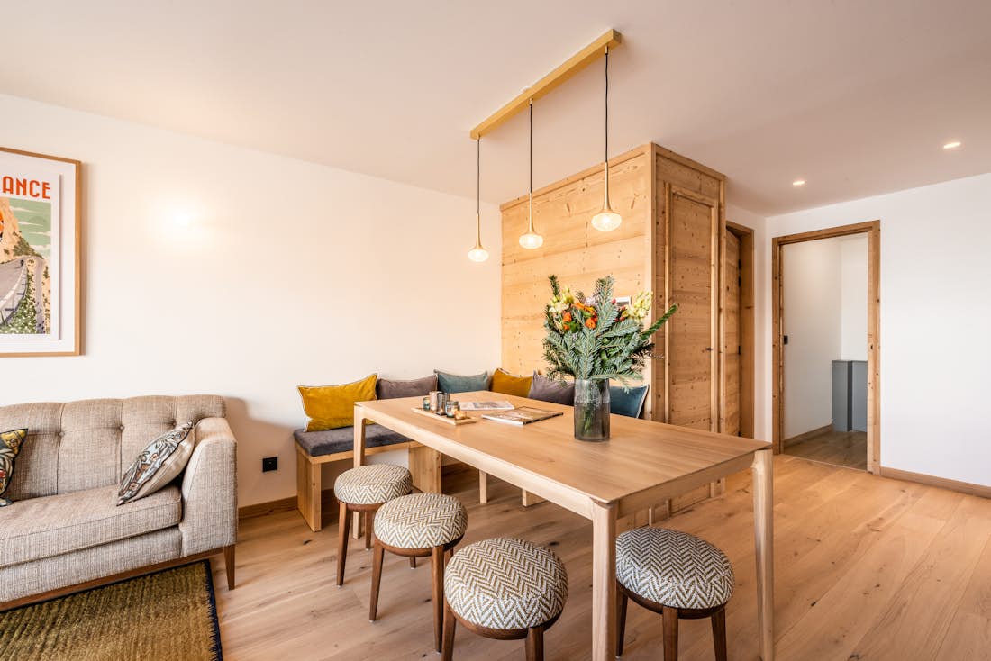 Alpe d’Huez location - Appartement Sipo - Sympathique salle à manger ouverture sur la cuisine dans l'appartement de ski de luxe à Alpe d'Huez