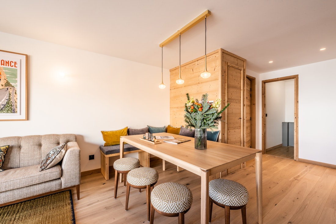 Sympathique salle à manger ouverte cuisine appartement de ski de luxe Sipo Alpe d'Huez