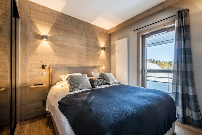 Cosy double bedroom landscape views ski apartment Adda Courchevel Village