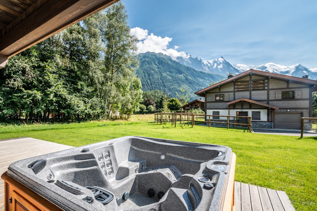Opulent outdoor hot tub mountain views ski chalet Jatoba Chamonix