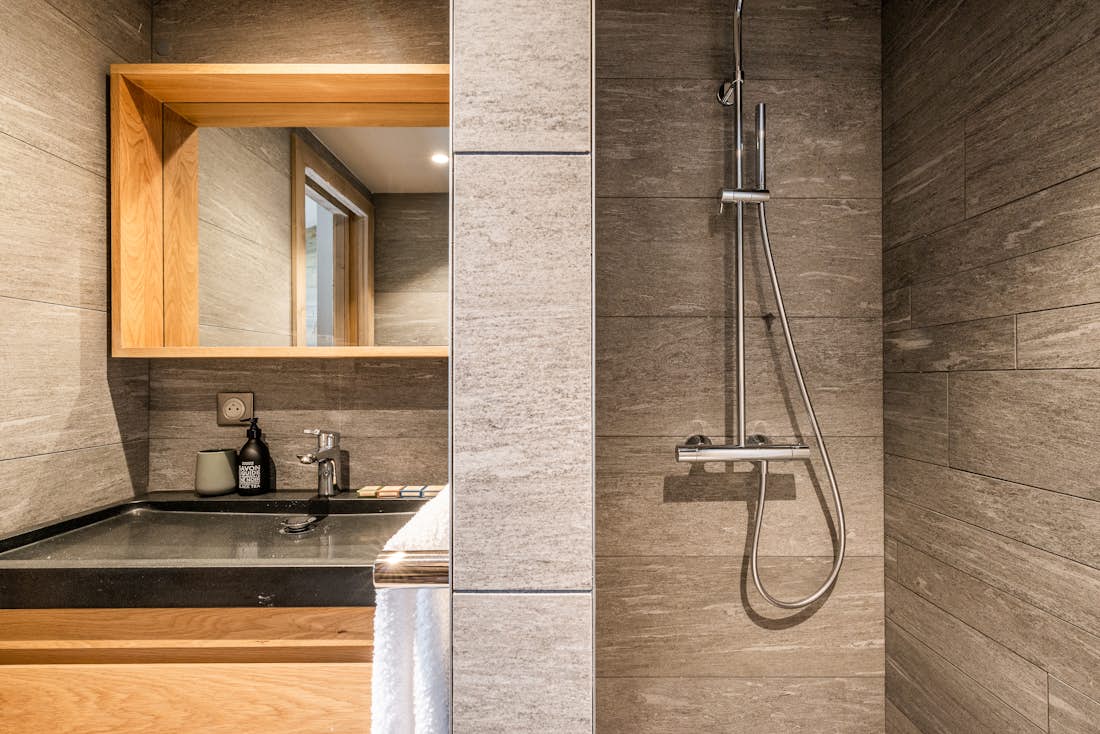 Splendide salle de bain moderne douche à l'italienne appartement de luxe au ski Merbau Les Gets