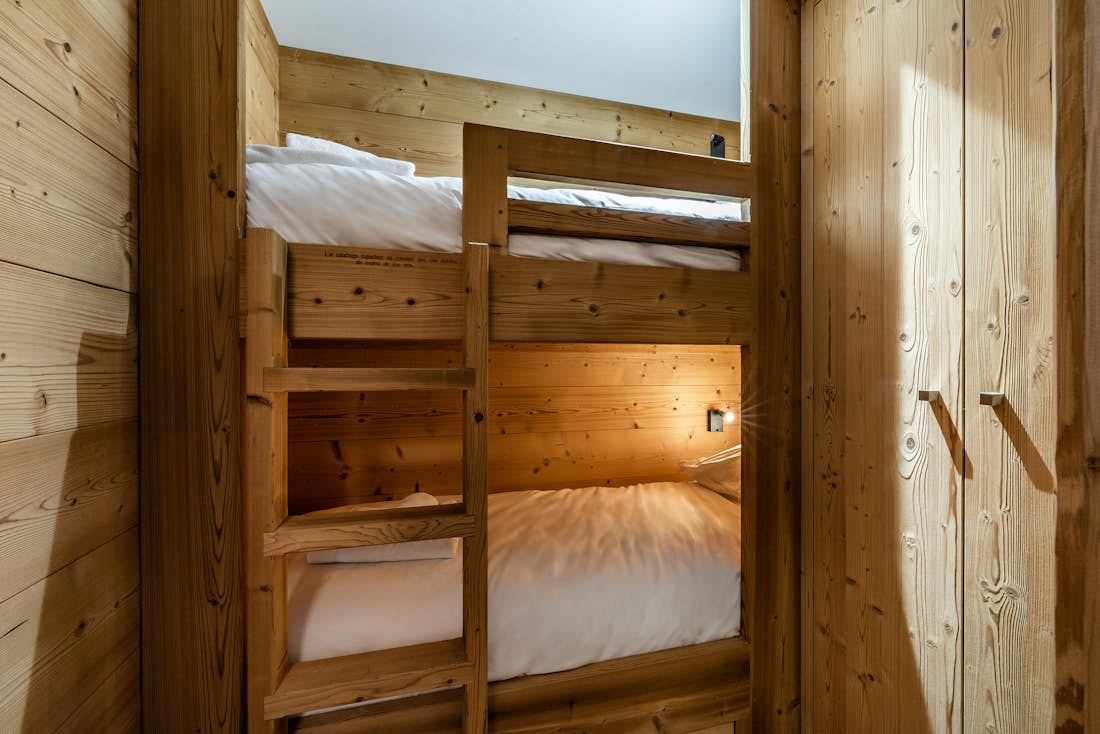 Alpe d’Huez location - Appartement Wapa - Lits superposés en bois avec draps blancs dans la location Wapa à l'Alpe d'Huez