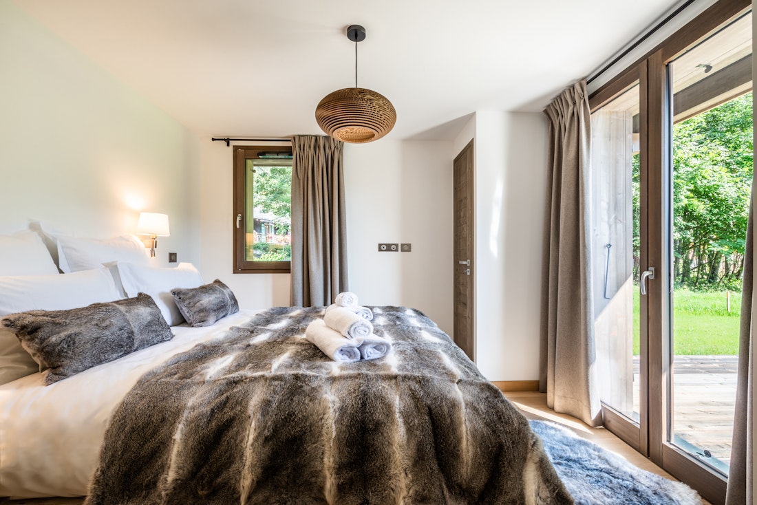 Lumineuse confortable chambre double salle de bain chalet de luxe familial Jatoba Chamonix