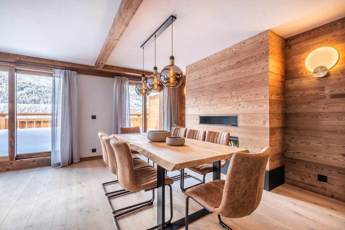 Moderne salle à manger ouverte appartement de luxe aux pieds des pistes Ophite Méribel
