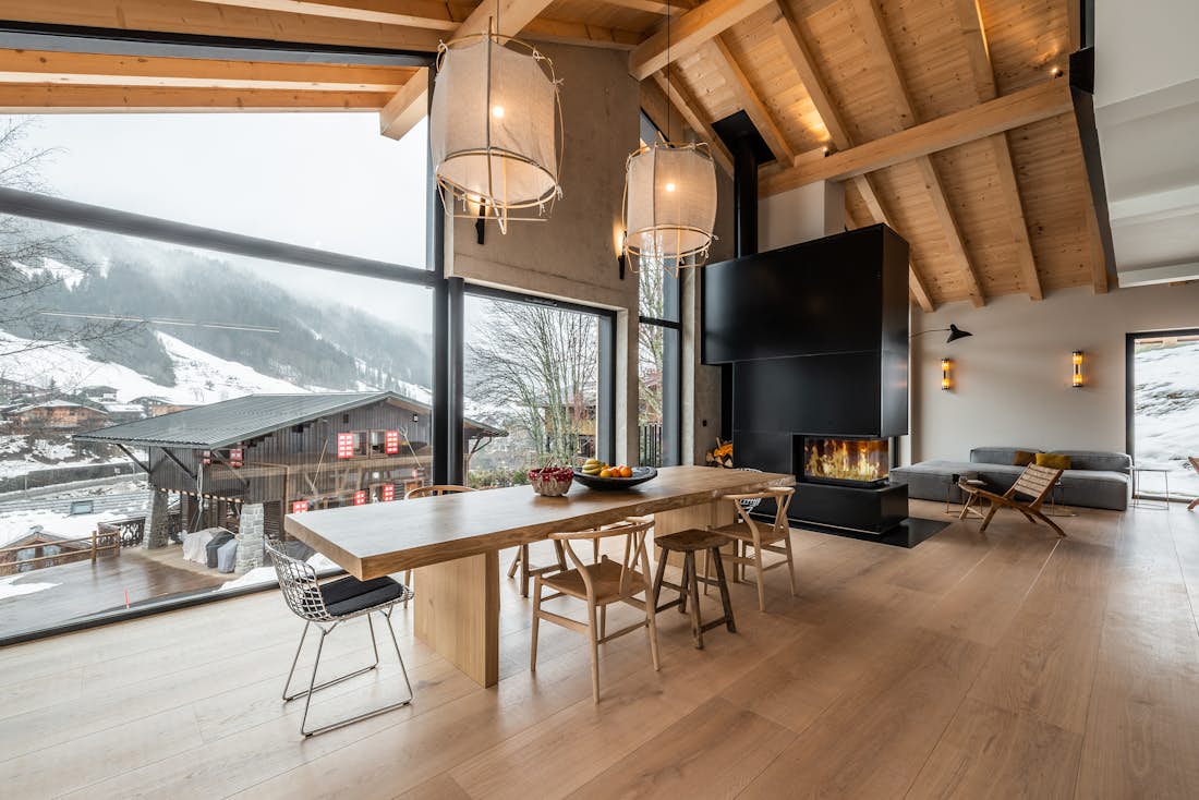 Morzine accommodation - Chalet Nelcote - Open plan dining room with a fierplace in family chalet Nelcôte Morzine