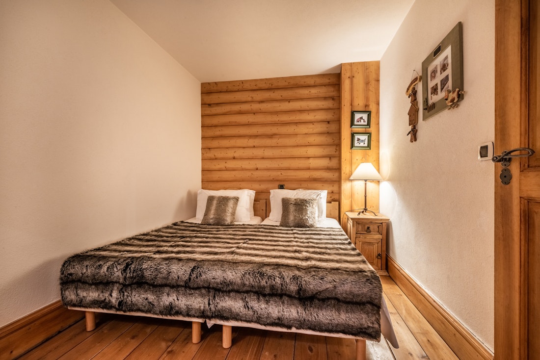 Cosy double bedroom ski in ski out apartment Mirador 1850 B Courchevel 1850