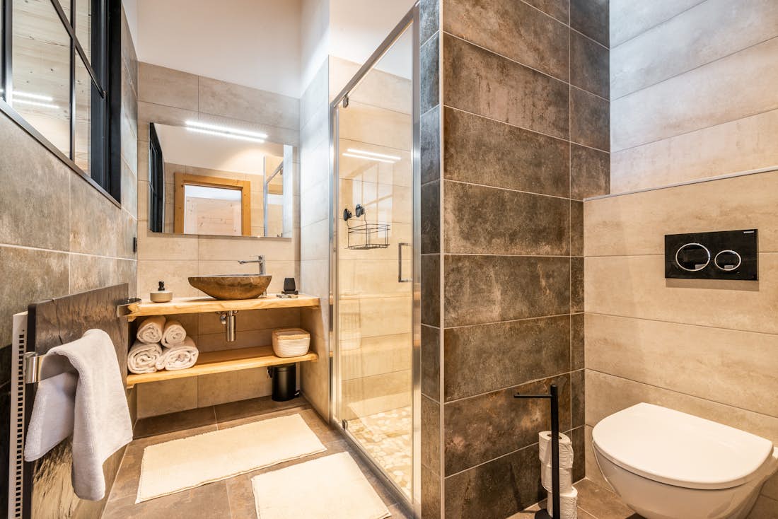 Morzine location - Chalet Azobé - Salle de bain moderne avec commodités dans chalet de luxe Azobe familial à Morzine