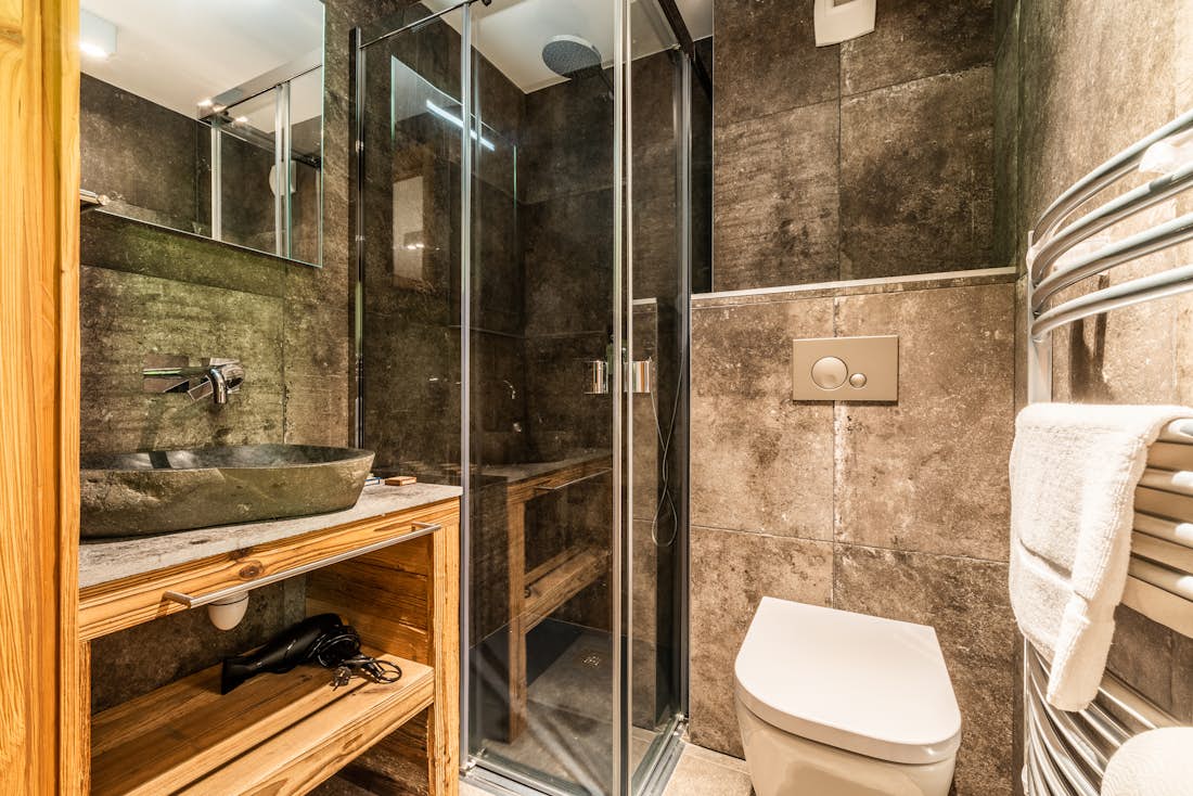 Salle de bain moderne commodités appartement de luxe Tahoe ski Les Gets