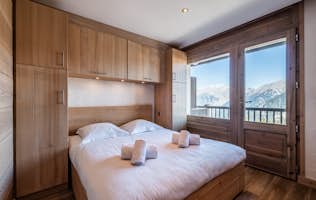 Courchevel accommodation - Apartment Itauba - Cosy double bedroom landscape views ski in ski out apartment Itauba Courchevel 1850