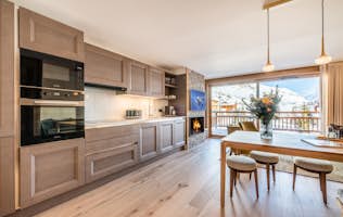 Verbier alojamiento - Apartamento Sipo - Bright open plan dining room at ski in ski out apartment Sipo Alpe d'Huez Verbier alojamiento - Apartamento Sipo - Bright open plan dining room ski in ski out apartment Sipo Alpe d'Huez