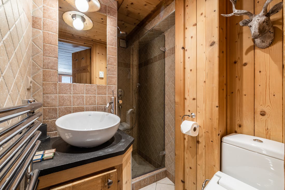 Superbe salle de bain moderne douche à l'italienne appartement de luxe familial Garapa Morzine