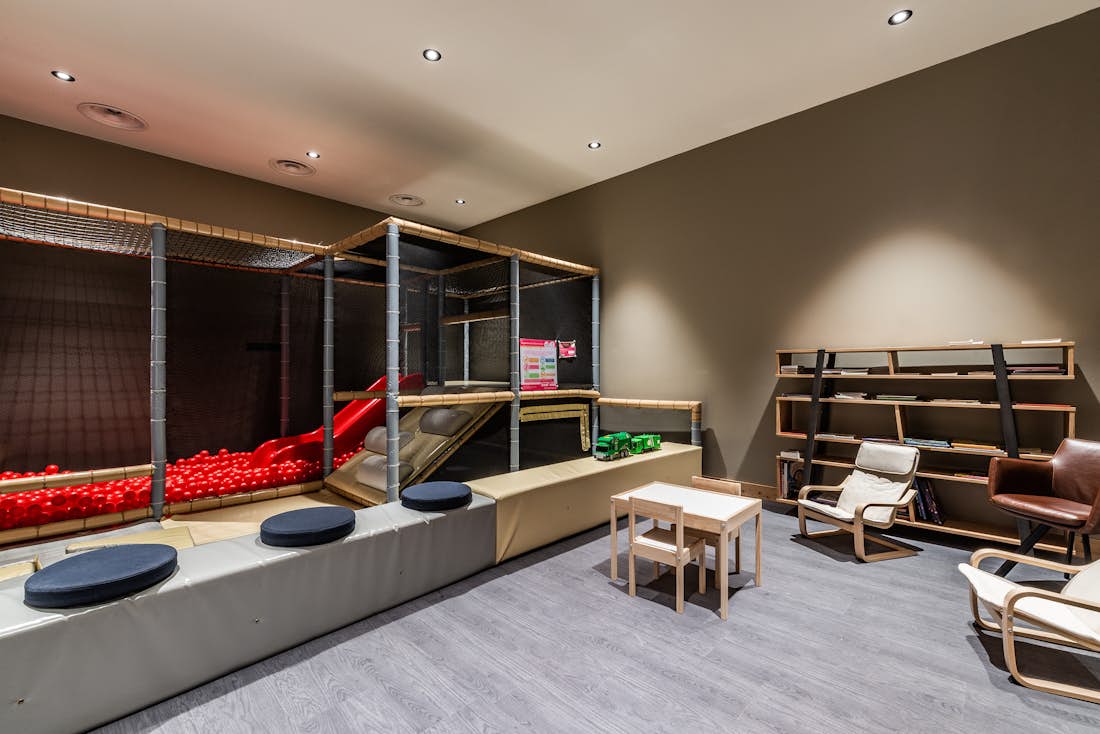 Alpe d’Huez location - Appartement Thuja - Lounge commun avec espace jeu pour enfants dans résidence de luxe à l'appartement Thuja à l'Alpe d'Huez