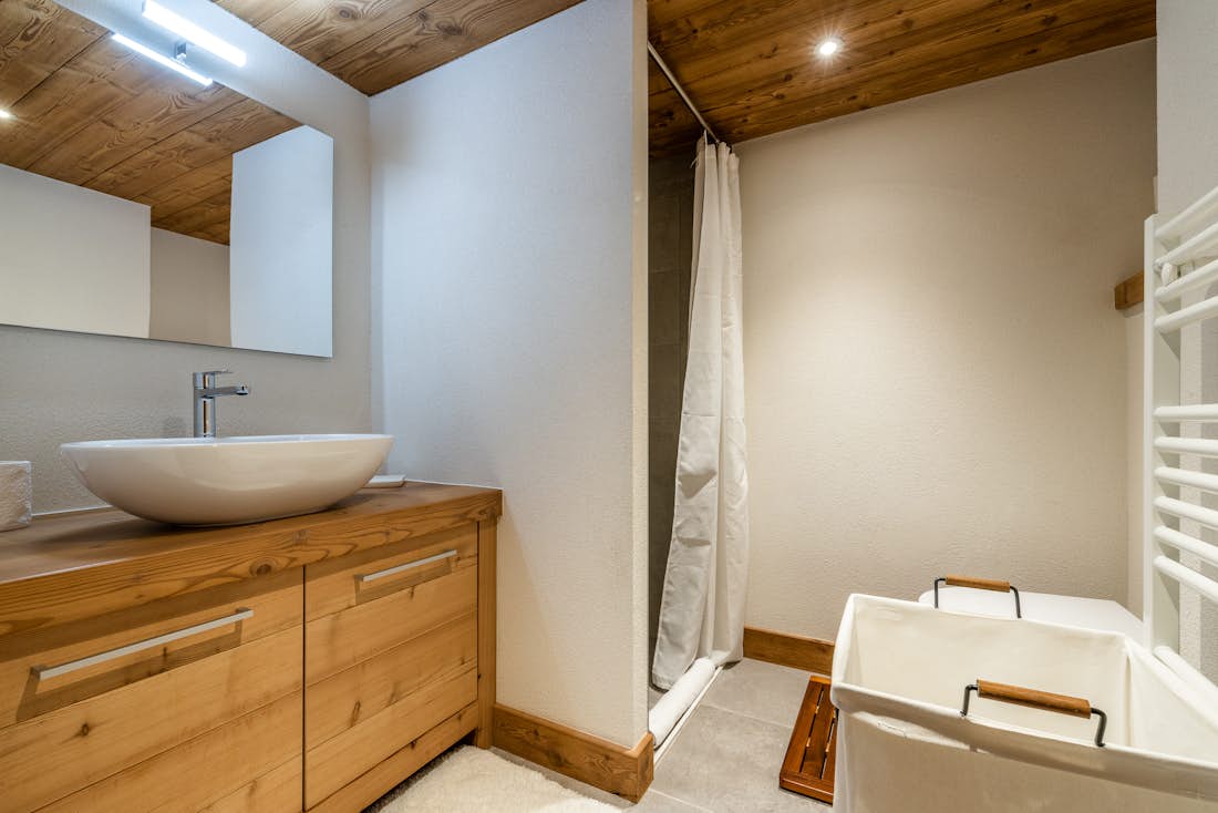 Modern bathroom with shower Celosia apartment Chamonix