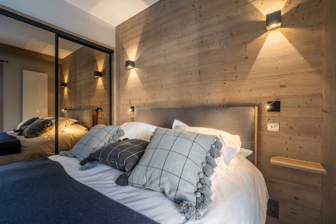Bright confortable double bedroom ski in ski out apartment Adda Courchevel Village