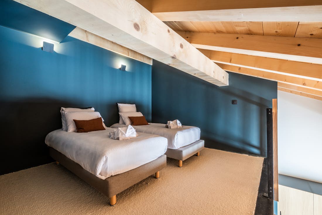 Morzine location - Chalet Nelcôte - Chambre avec deux lits confortable en mezzanine dans le chalet écologique Nelcôte Morzine.
