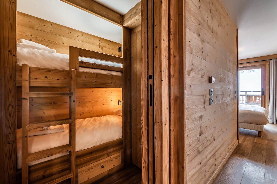 Alpe d’Huez location - Appartement Wapa - Lits superposés en bois avec draps blancs dans la location Wapa à l'Alpe d'Huez