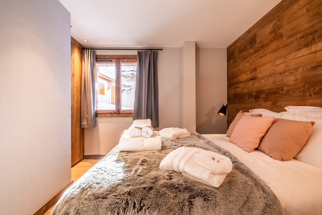 Cosy double bedroom landscape views ski in ski out apartment Ophite Meribel