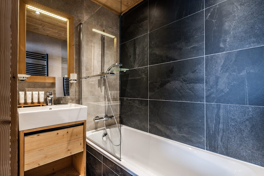 Alpe d’Huez location - Appartement Thuja - Chambre double moderne avec salle de bain dans appartement Thuja à Alpe d'Huez