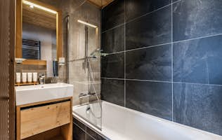 Alpe d’Huez location - Appartement Thuja - Chambre double moderne salle de bain appartement Thuja Alpe d'Huez