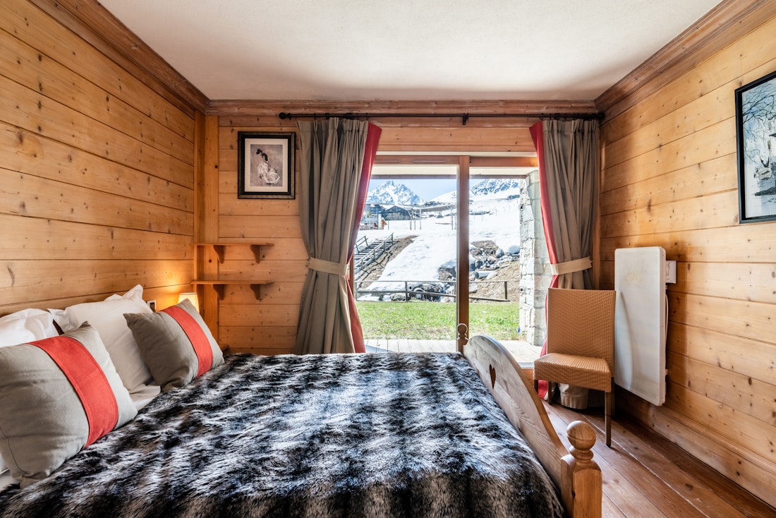 Alpine double bedroom landscape views ski in ski out apartment Mirador 1850 A Courchevel 1850