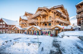 Exterior building ski in ski out apartment Tamboti Alpe d'Huez