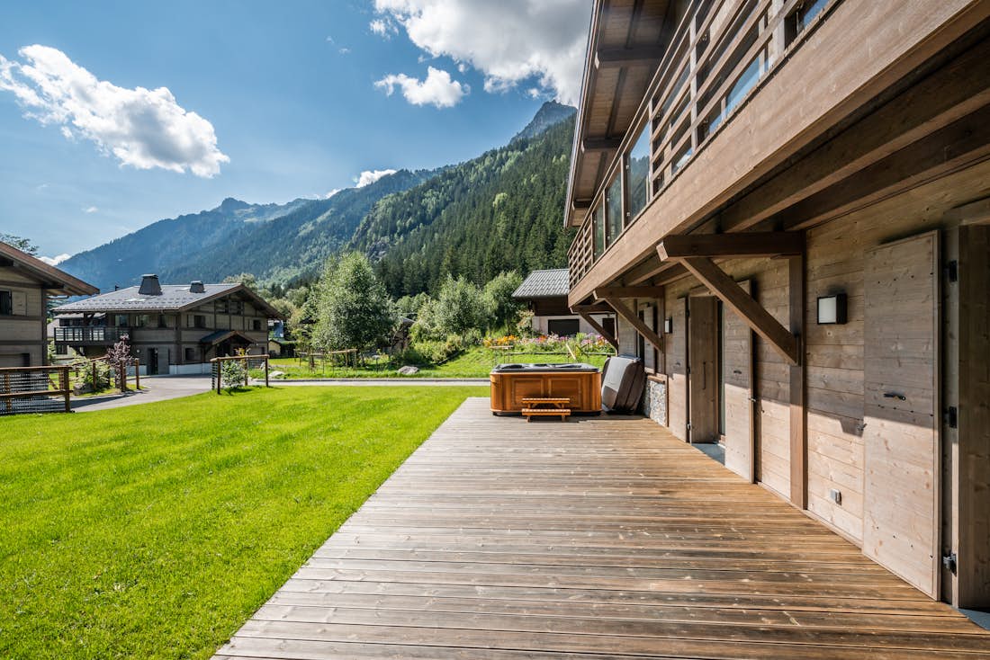Splendide jacuzzi en plein air vue montagne chalet de luxe familial Jatoba Chamonix