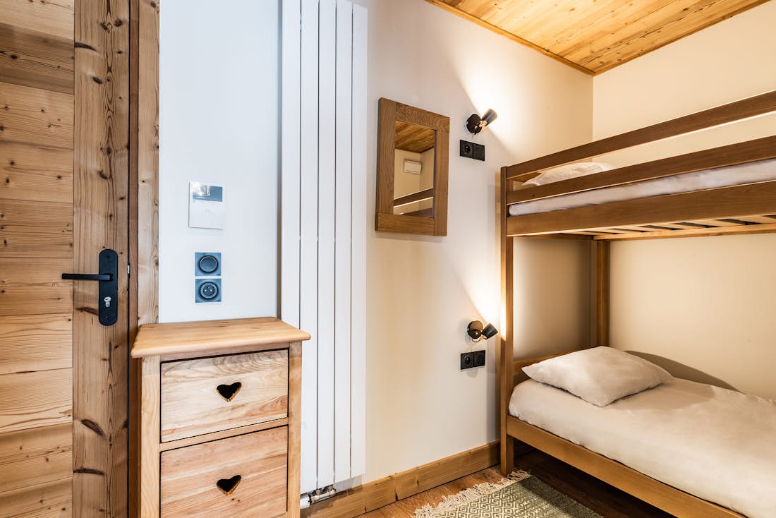 Alpe d’Huez location - Appartement Thuja - Chambre enfant style montagnarde avec lits superposés dans appartement Thuja à Alpe d'Huez