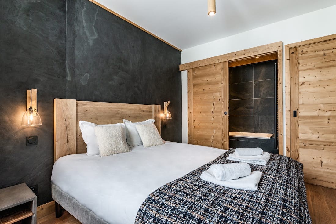 Chambre double cosy salle de bain appartement Thuja Alpe d'Huez