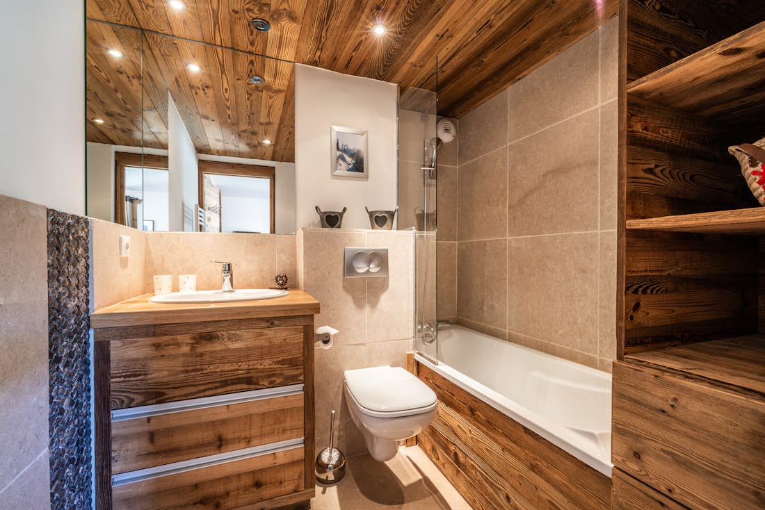 Belle salle de bain baignoire de luxe appartement de luxe ski Moabi Courchevel Le Praz
