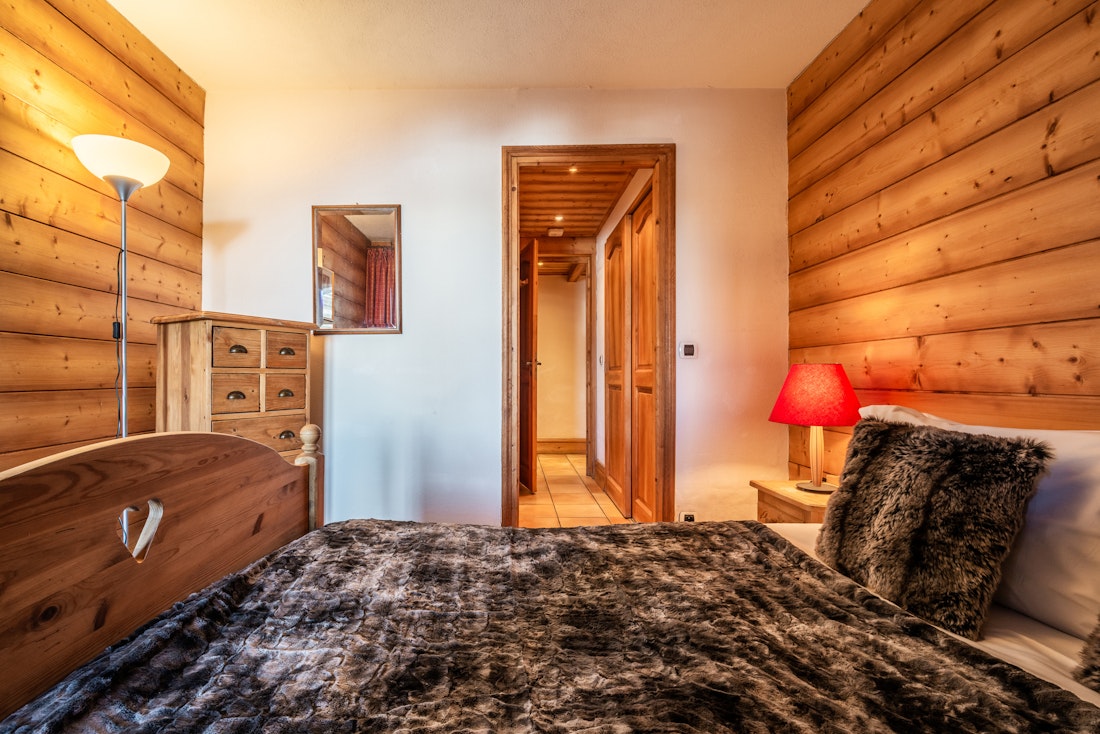 Bright double ensuite bedroom ski in ski out apartment Mirador 1850 B Courchevel 1850