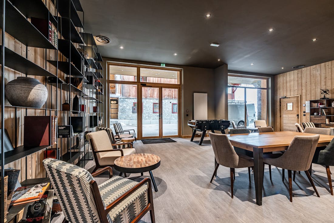 Alpe d’Huez location - Appartement Thuja - Lounge commun avec babyfoot dans résidence de luxe à l'appartement Thuja à l'Alpe d'Huez