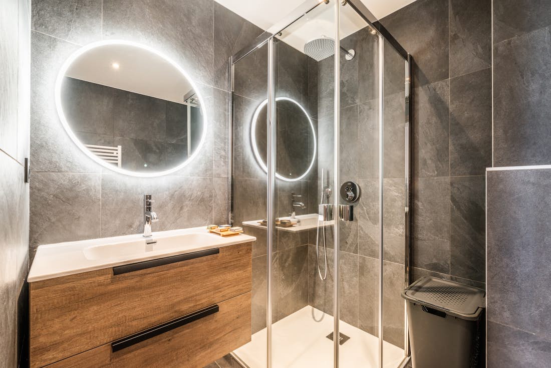 Alpe d’Huez location - Appartement Sipo - Luxueuse salle de bain moderne avec une douche à l'italienne dans l'appartement de luxe Sipo aux pieds des pistes à Alpe d'Huez