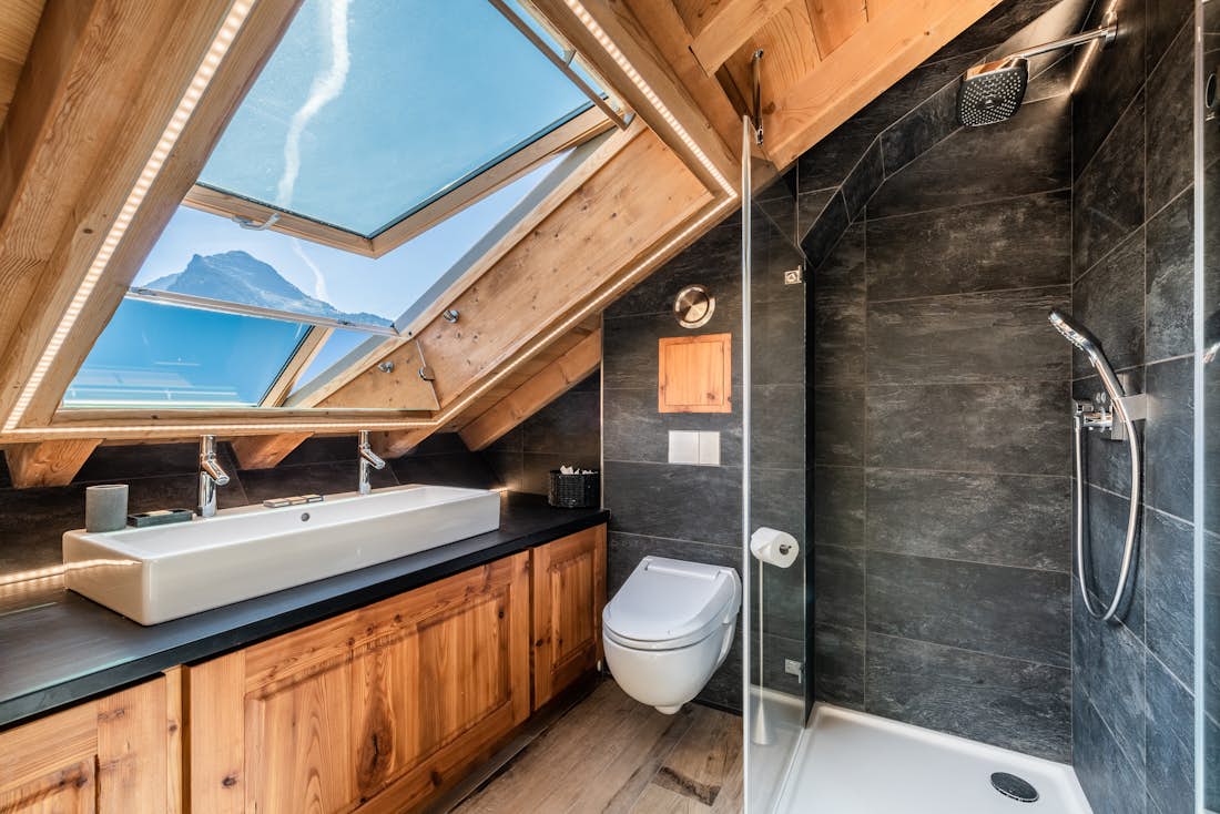Salle de bain moderne douche à l'italienne vue paysage appartement de luxe familial Garapa Morzine