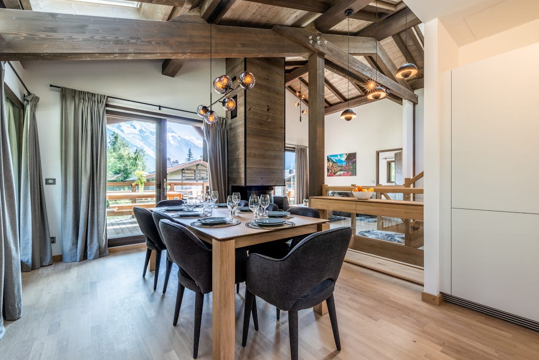 Belle salle à manger ouverte chalet de luxe familial Jatoba Chamonix